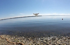 城會玩！加拿大男子成功用無人機釣到魚