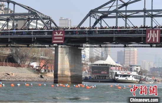 圖為活動現(xiàn)場冬泳愛好者表演“漂游”。　楊艷敏 攝