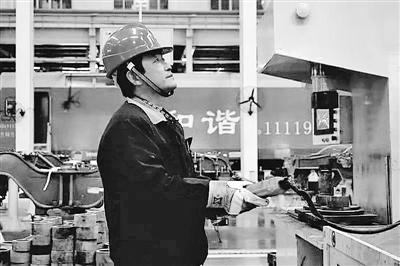 蘭州：寒夜黃河邊，他一把拉出落水大學(xué)生