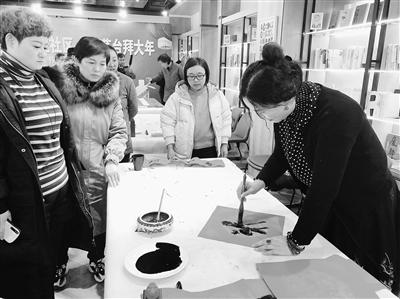 蘭州甘家巷社區(qū)“鼠年納?！彼痛郝?lián)（圖）