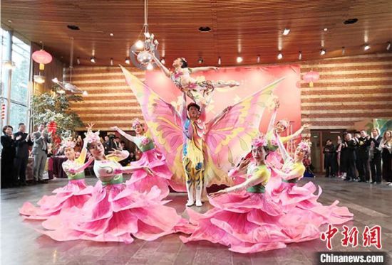 圖為雜技演員通過精湛的技藝贏得了滿堂喝彩?！「拭C省文化和旅游廳網(wǎng)站 攝