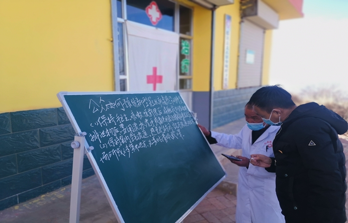 市紀(jì)委監(jiān)委駐村幫扶干部馬維高在村衛(wèi)生室宣傳疫情防控知識。.jpg