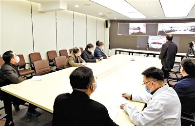 蘭大校長嚴純?nèi)A等視頻連線蘭大一院、二院支援湖北醫(yī)療隊員