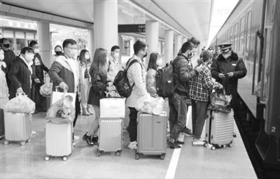 蘭州鐵路局開行首趟“點對點”進(jìn)疆普速支教專列