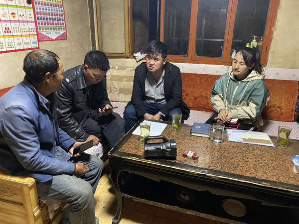圖為木耳鎮(zhèn)紀檢干事盧建民（左三）連夜在多壩村多壩組奚連德家中了解受災情況，排查安全隱患，并宣傳發(fā)生次生災害的相關(guān)知識。_副本.jpg