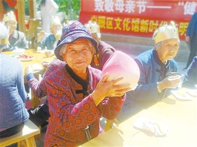 母親節(jié)，白銀“花村”擺了一場(chǎng)“敬老宴”