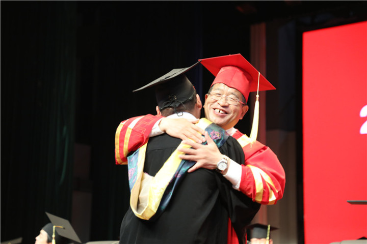 17分鐘14次掌聲！隴東學(xué)院院長(zhǎng)辛剛國(guó)這樣深情寄語畢業(yè)生
