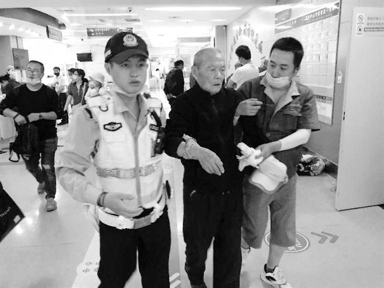 蘭州街頭最美的一次逆行！耄耋老人摔倒街頭 交警的哥合力救助3分鐘