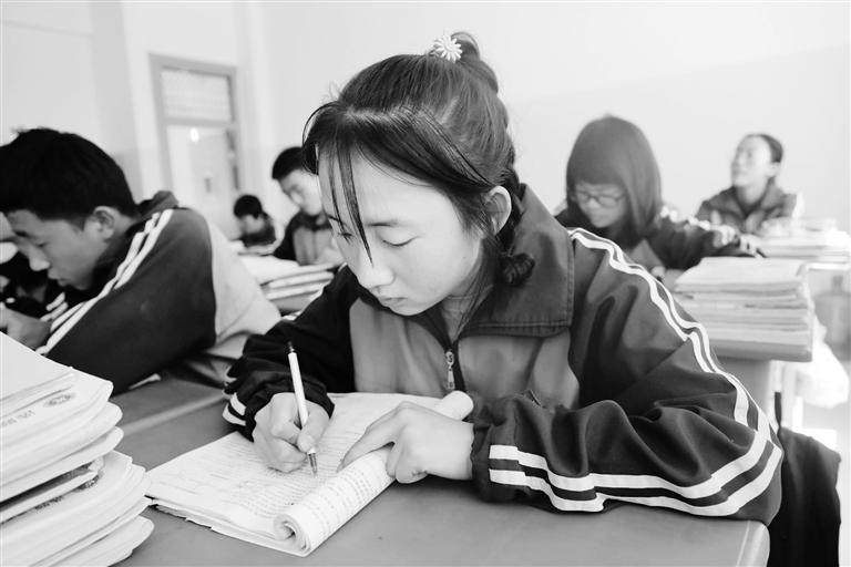 慶陽(yáng)環(huán)縣這名小姑娘，柔弱肩膀撐起一個(gè)大家庭