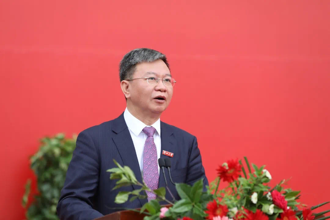 蘭州大學(xué)校長嚴(yán)純?nèi)A寄語2020屆本科畢業(yè)生：做敢擔(dān)當(dāng)、能擔(dān)當(dāng)、有擔(dān)當(dāng)?shù)娜?>
        </a><em>蘭州大學(xué)校長嚴(yán)純?nèi)A寄語2020屆本科畢業(yè)生：做敢擔(dān)當(dāng)、能擔(dān)當(dāng)、有擔(dān)當(dāng)?shù)娜?/em></li>
    <li><a  target=