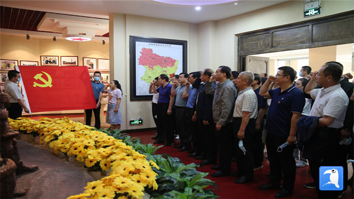6月30日上午，慶陽市紀委監(jiān)委機關黨委組織全體黨員干部赴市博物館開展“迎七一·紀念建黨99周年”主題黨日活動。拍攝：葛歡_副本.jpg