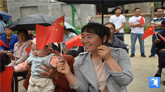 隴南市紀委監(jiān)委黨員干部與宕昌縣官亭鎮(zhèn)杜家村群眾一起慶祝黨的生日。_副本.jpg