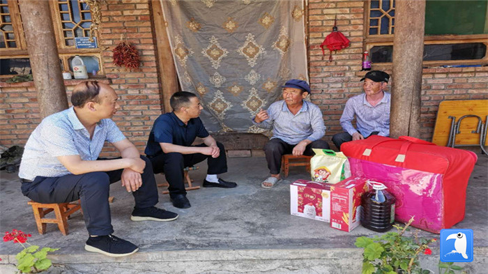 在建黨99周年來臨之際，隴南市禮縣紀委監(jiān)委在中壩鎮(zhèn)、三峪鄉(xiāng)開展“七一”慰問老黨員、困難黨員活動，為他們送去組織的關懷和節(jié)日的問候。_副本.jpg