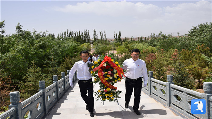 七一”前夕，白銀市紀委監(jiān)委機關黨委組織黨員來到紅軍西路軍景泰烈士陵園開展主題黨日活動。 朱鵬拍攝_副本.jpg
