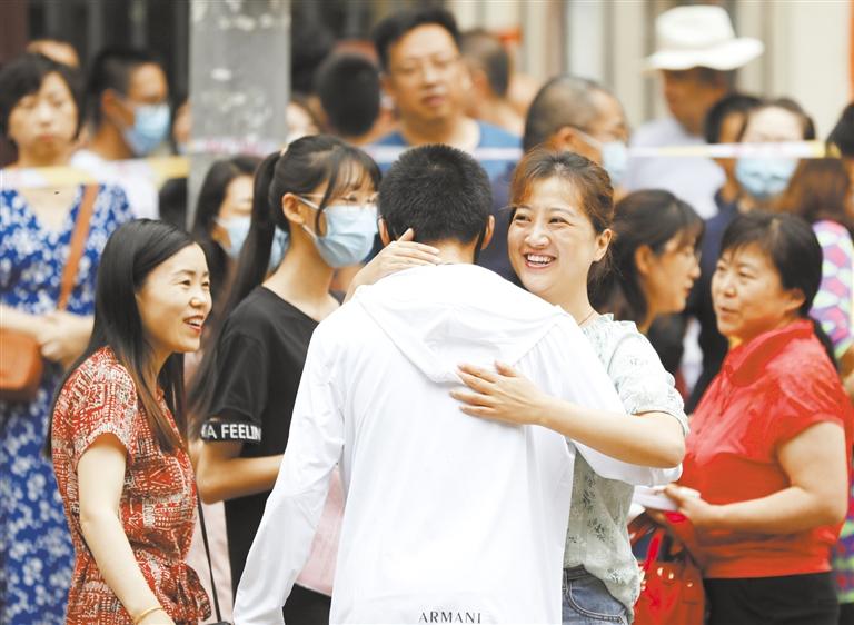 蘭州中考首日 3.7萬名學(xué)子踏上逐夢路