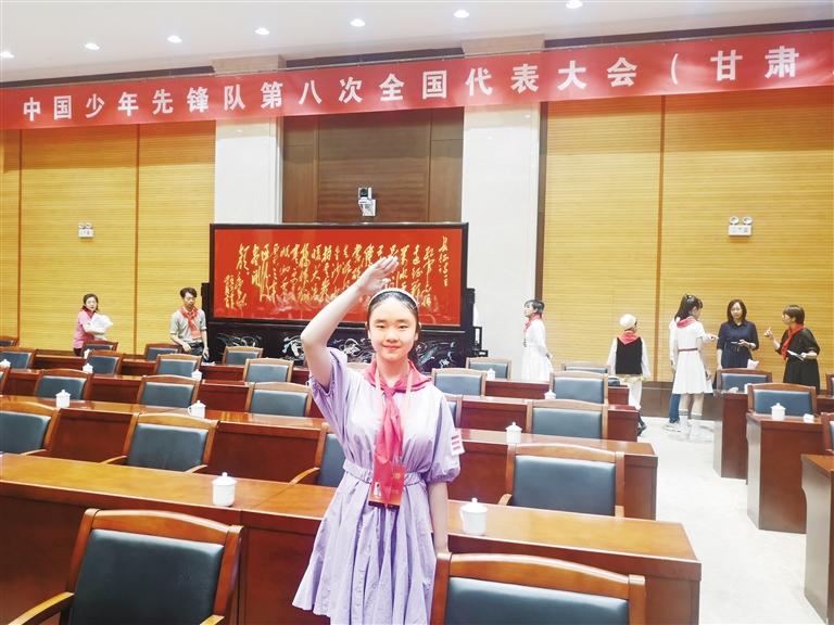 代表蘭州少先隊員參加全國少代會——這個小姑娘，攢勁！