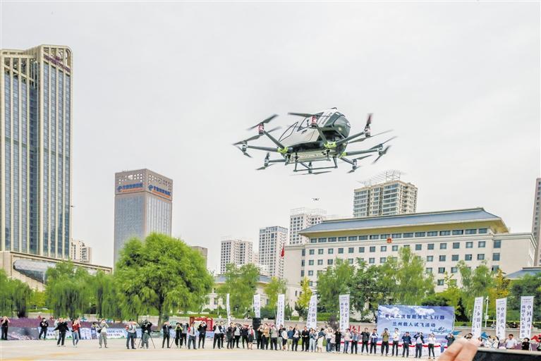 超酷、超刺激！智能駕駛飛行器在蘭載人試飛