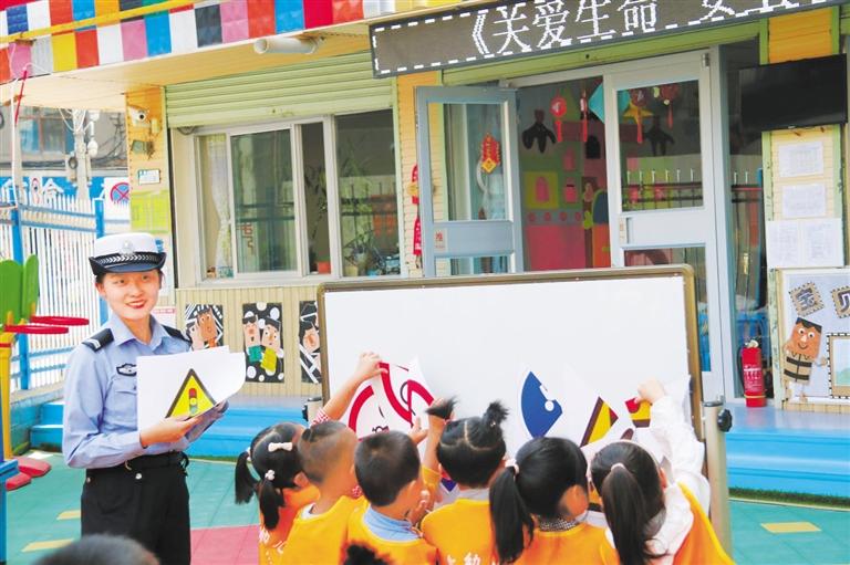 蘭州交警走進幼兒園帶著萌娃學(xué)安全