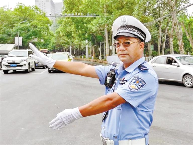 蘭州城關(guān)區(qū)交警大隊(duì)一線老交警馬驍：俯首甘為“老黃?！?>
        </a><em>蘭州城關(guān)區(qū)交警大隊(duì)一線老交警馬驍：俯首甘為“老黃牛”</em></li>
    <li><a  target=