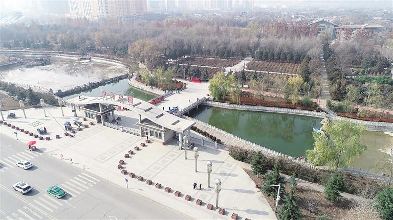 　初冬時節(jié)，臨夏市東郊公園里,楓樹、松柏、云杉等樹木色彩斑斕