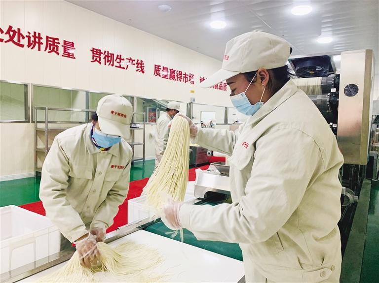 蘭州市規(guī)?；懊鏃l加工項(xiàng)目”投入運(yùn)營(yíng) 將配送到市區(qū)280多家直營(yíng)店