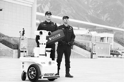 新奇！5G巡邏機(jī)器人亮相隴南武都街頭