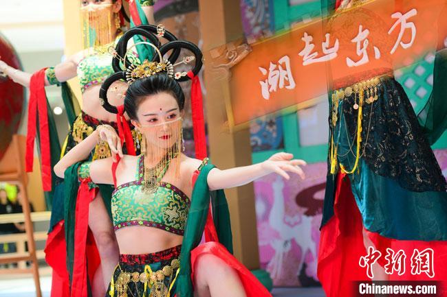 圖為今年9月5日，在重慶亮相的敦煌博物館“潮起東方”主題活動(dòng)現(xiàn)場(chǎng)。敦煌博物館供圖