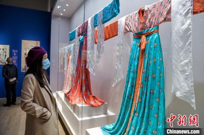 觀眾在參觀唐代服飾?！●樤骑w 攝