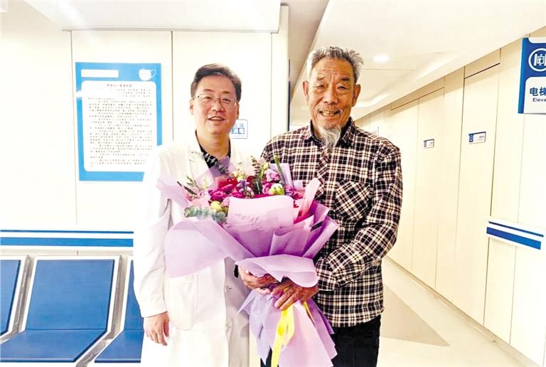 醫(yī)院免費實施白內障復明手術 八步沙“六老漢”唯一健在者張潤元老人的眼睛治好了