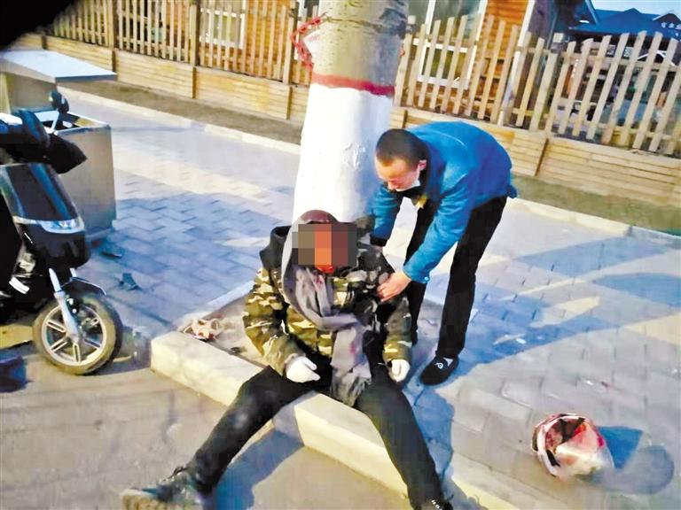 蘭州：騎摩托車男子清晨撞傷 熱心“的哥”全力救助！