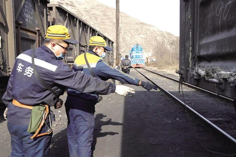 【新春走基層】66年歷史的“慢火車”給蘭州送來光和熱 師徒堅守專運(yùn)線點(diǎn)亮萬家幸福年