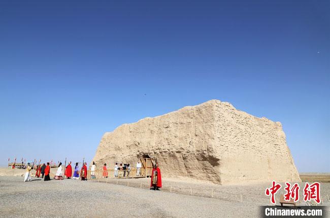 數(shù)十位身著古裝的女性通過體驗賞漢舞、習(xí)漢禮、吟誦詩詞等中華傳統(tǒng)文化，再現(xiàn)古絲綢之路的繁華盛景?！⊥踺?攝