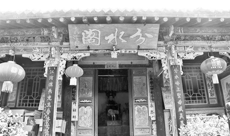 秦嶺鎮(zhèn)分水閣，一屋檐水分江河 這里可看水系奇觀，可賞連翹花海