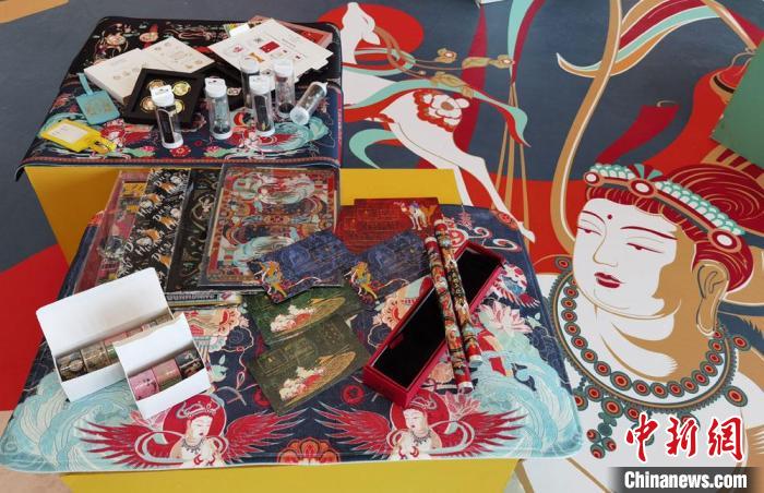 60余類敦煌主題的文創(chuàng)產(chǎn)品讓人愛不釋手?！《∷?攝