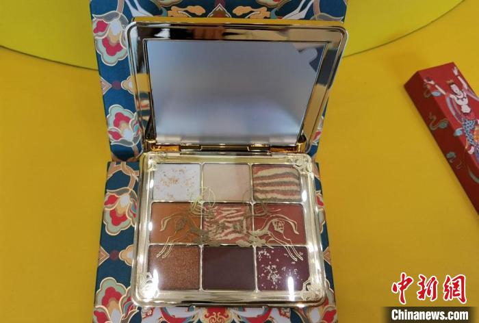 圖為取材壁畫色彩的敦煌美妝?！《∷?攝