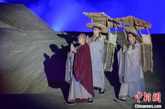 圖為演出現(xiàn)場，該劇獨(dú)創(chuàng)360度旋轉(zhuǎn)并前后移動觀眾席，顛覆傳統(tǒng)劇場舞臺表演模式?！⊥醣筱y 攝