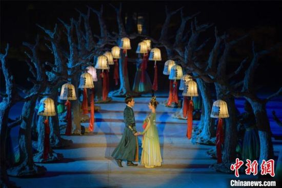 圖為全新升級《敦煌盛典》，新增戰(zhàn)馬、燈籠矩陣，以及最新聲、光、電硬件設(shè)施?！⊥醣筱y 攝