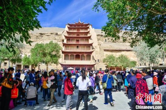 中國(guó)農(nóng)歷四月初八，敦煌民眾傳承歷史習(xí)俗，前往莫高窟燒香禮佛、祈福。(資料圖) 王斌銀 攝