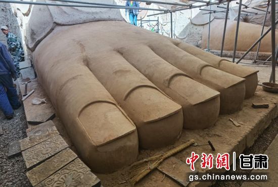 圖為中國“石窟鼻祖”天梯山石窟第13窟大佛足部與局部危巖體搶救性保護(hù)項目施工現(xiàn)場。陳曉斌 攝