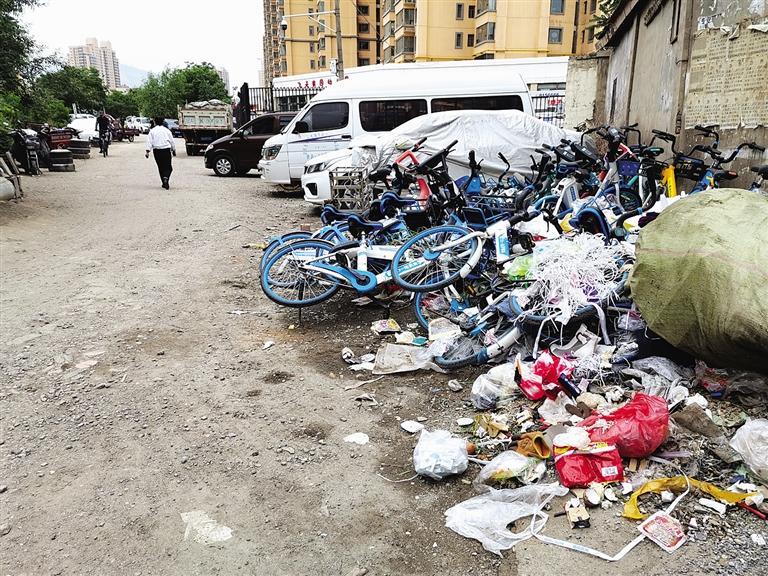 百米土路臟亂差，誰(shuí)來(lái)管？經(jīng)記者協(xié)調(diào)，社區(qū)組織志愿者進(jìn)行了清理