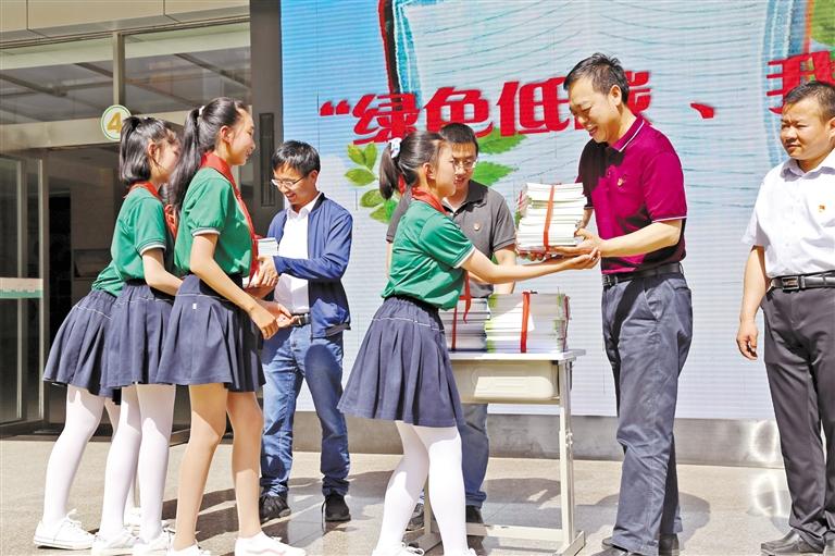 甘肅省生態(tài)環(huán)境廳開展送書進(jìn)?；顒?>
        </a><em>甘肅省生態(tài)環(huán)境廳開展送書進(jìn)校活動</em></li>
    <li><a  target=