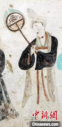 “一把小扇在手，笑對仲夏酷暑。”圖為莫高窟第468窟《執(zhí)團扇女供養(yǎng)人》(中唐)。　敦煌研究院供圖