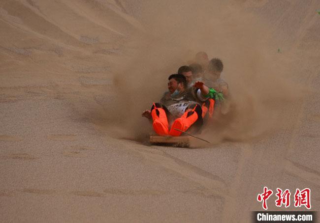 6月13日，敦煌鳴沙山月牙泉景區(qū)舉辦滑沙比賽。　馮豆 攝