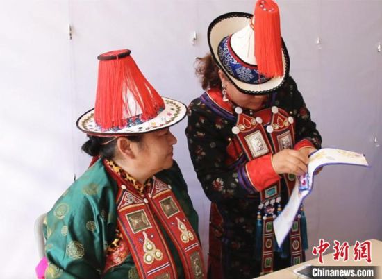 圖為用活態(tài)傳習(xí)的模式促進(jìn)裕固族非物質(zhì)文化遺產(chǎn)的保護(hù)傳承?！∈缝o靜 攝