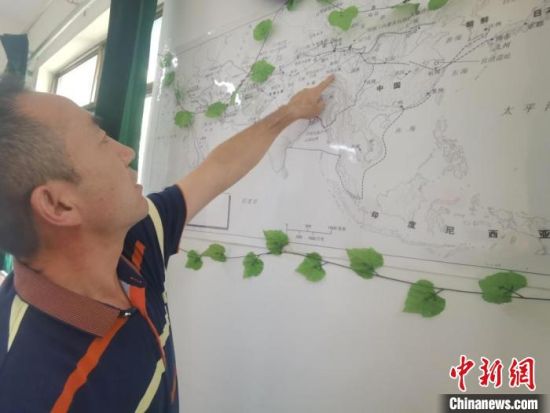 圖為甘肅省社會科學院絲綢之路研究所所長侯宗輝指出《絲綢之路古文明》課題組考察線路?！￠Z姣 攝