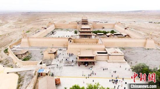 圖為7月中旬，世界文化遺產(chǎn)——嘉峪關(guān)，它是中國明代萬里長城的西端起點(diǎn)?！「哒埂z