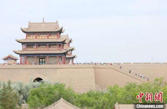 歷經(jīng)數(shù)十載保護(hù)修繕的古老關(guān)城得以延年益壽，成為了海內(nèi)外游客“絲路游”的必經(jīng)打卡地?！「哒?攝