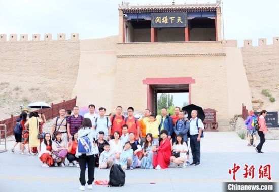 歷經(jīng)數(shù)十載保護(hù)修繕的古老關(guān)城得以延年益壽，成為了海內(nèi)外游客“絲路游”的必經(jīng)打卡地。　高展 攝