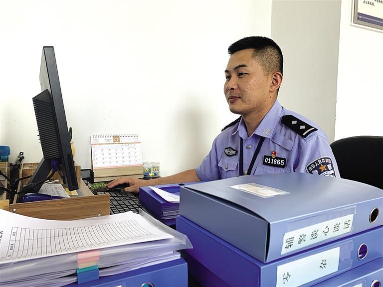 “身為黨員，就應(yīng)該第一個往前沖”