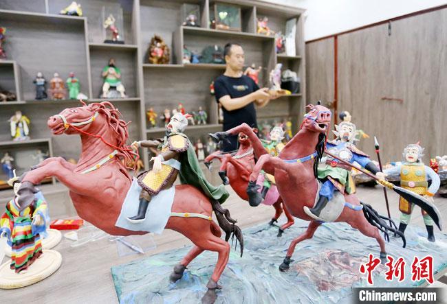 安秋平是成州面塑第五代傳承人，也是當(dāng)?shù)匚ㄒ粓?jiān)守面塑制作的人。　高展 攝